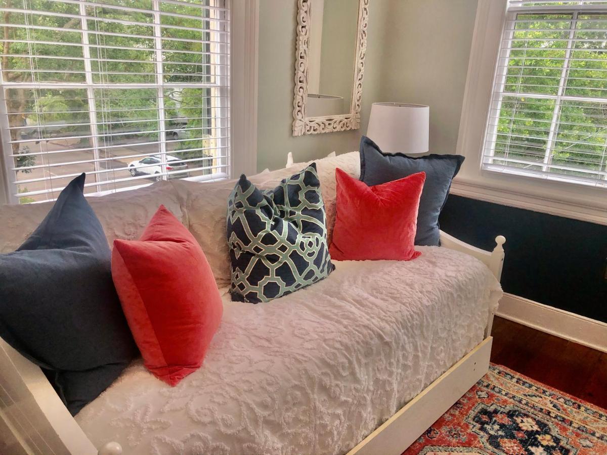 Daybed With Trundle In The Beautiful Ashley Inn 4 Blocks From King St Charleston Bagian luar foto