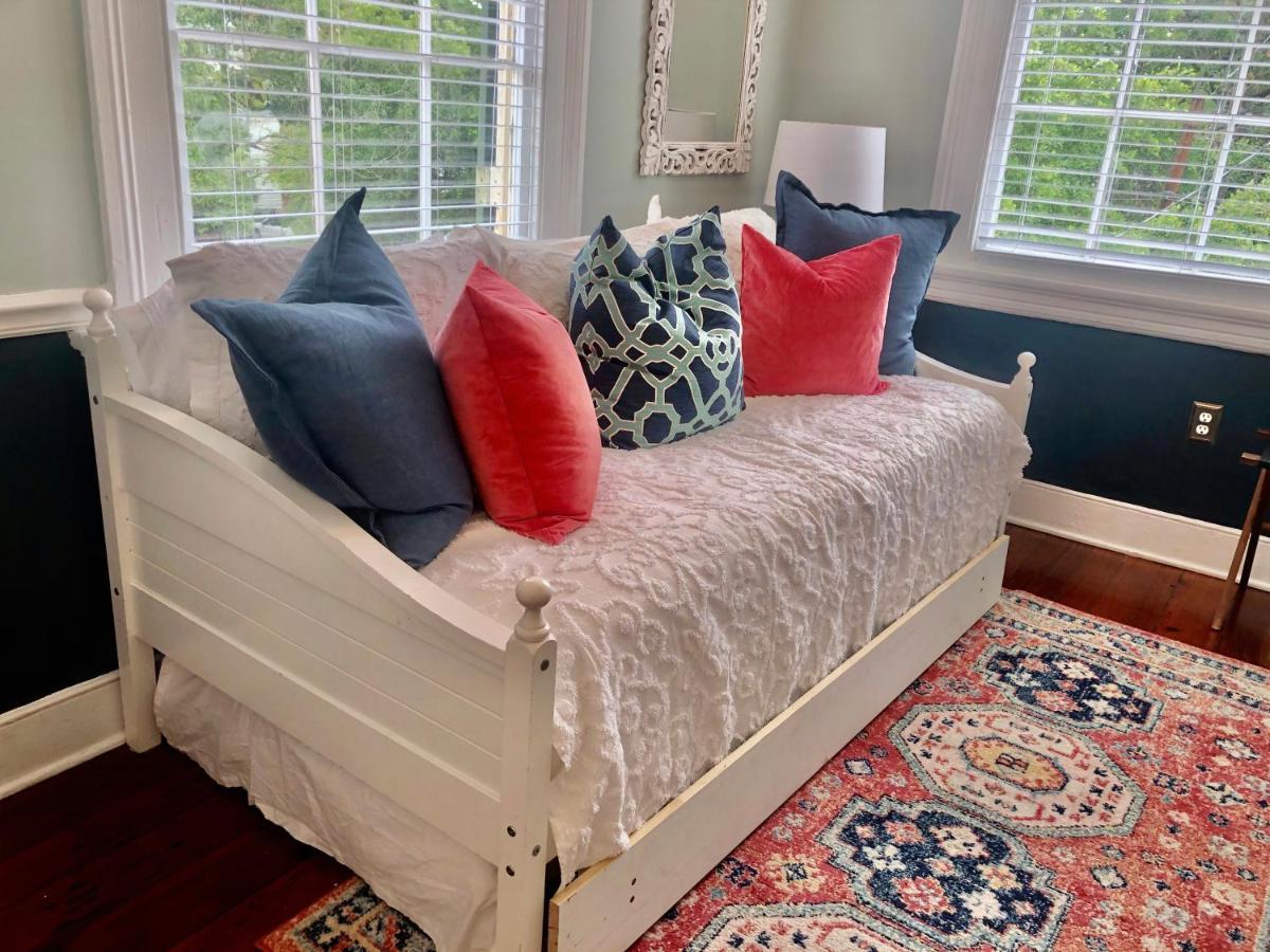 Daybed With Trundle In The Beautiful Ashley Inn 4 Blocks From King St Charleston Bagian luar foto